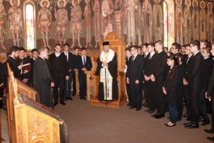 Înaltpreasfinţitul Părinte Arhiepiscop Casian a oferit daruri copiilor şi tinerilor de la Seminarul Teologic „Sfântul Apostol Andrei” din Galaţi – fotografia 14