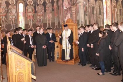 Înaltpreasfinţitul Părinte Arhiepiscop Casian a oferit daruri copiilor şi tinerilor de la Seminarul Teologic „Sfântul Apostol Andrei” din Galaţi – fotografia 15