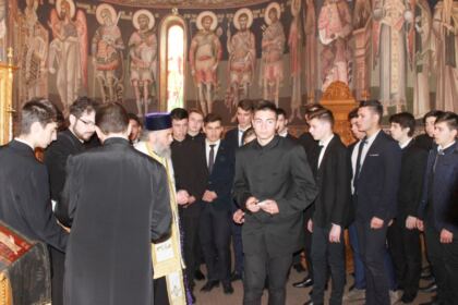 Înaltpreasfinţitul Părinte Arhiepiscop Casian a oferit daruri copiilor şi tinerilor de la Seminarul Teologic „Sfântul Apostol Andrei” din Galaţi – fotografia 16