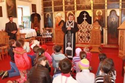 „Să ne înnoim de Sfintele Paşti“ – program social-filantropic desfăşurat în Arhiepiscopia Dunării de Jos – fotografia 3