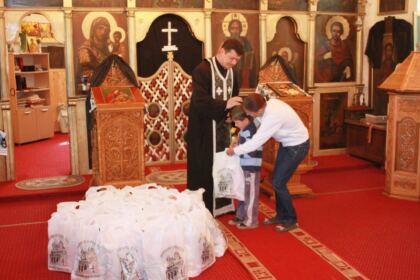 „Să ne înnoim de Sfintele Paşti“ – program social-filantropic desfăşurat în Arhiepiscopia Dunării de Jos – fotografia 4