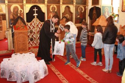 „Să ne înnoim de Sfintele Paşti“ – program social-filantropic desfăşurat în Arhiepiscopia Dunării de Jos – fotografia 5