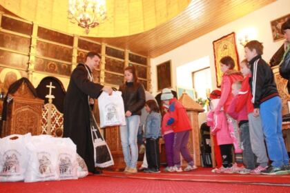 „Să ne înnoim de Sfintele Paşti“ – program social-filantropic desfăşurat în Arhiepiscopia Dunării de Jos – fotografia 6