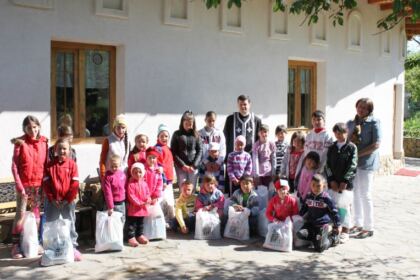 „Să ne înnoim de Sfintele Paşti“ – program social-filantropic desfăşurat în Arhiepiscopia Dunării de Jos – fotografia 8