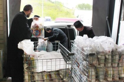 „Să ne înnoim de Sfintele Paşti“ – program social-filantropic desfăşurat în Arhiepiscopia Dunării de Jos – fotografia 2