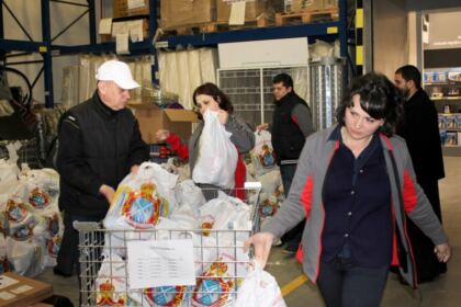 „Să ne înnoim de Sfintele Paşti“ – program social-filantropic desfăşurat în Arhiepiscopia Dunării de Jos – fotografia 8