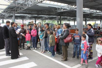 „Să ne înnoim de Sfintele Paşti“ – program social-filantropic desfăşurat în Arhiepiscopia Dunării de Jos – fotografia 1