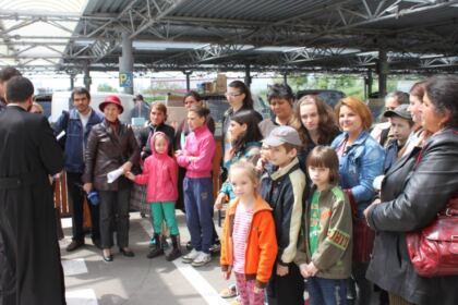 „Să ne înnoim de Sfintele Paşti“ – program social-filantropic desfăşurat în Arhiepiscopia Dunării de Jos – fotografia 2