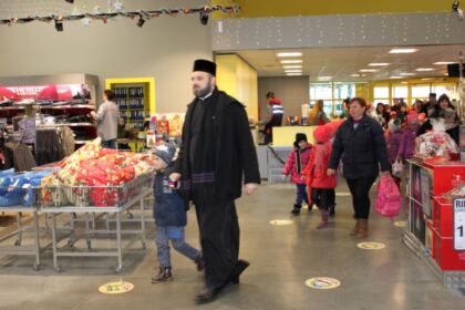 Haine de iarnă pentru copiii familiilor sinistrate din judeţul Galaţi – fotografia 2