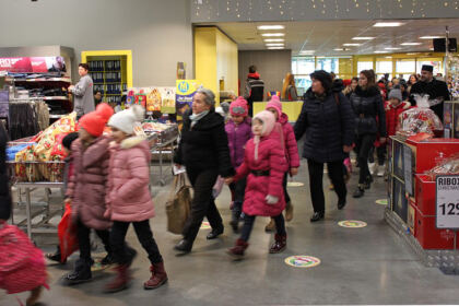 Haine de iarnă pentru copiii familiilor sinistrate din judeţul Galaţi – fotografia 3