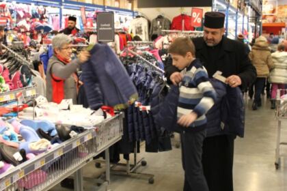 Haine de iarnă pentru copiii familiilor sinistrate din judeţul Galaţi – fotografia 6