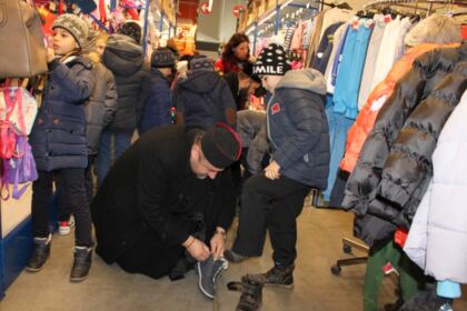 Haine de iarnă pentru copiii familiilor sinistrate din judeţul Galaţi – fotografia 9
