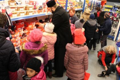 Haine de iarnă pentru copiii familiilor sinistrate din judeţul Galaţi – fotografia 11