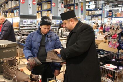 Haine de iarnă pentru copiii familiilor sinistrate din judeţul Galaţi – fotografia 16