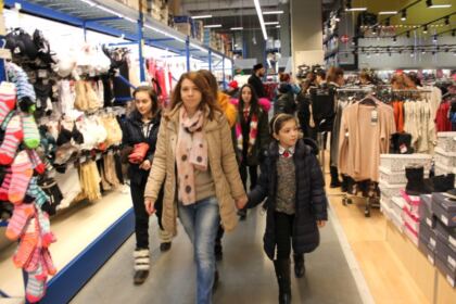 Haine de iarnă pentru copiii familiilor sinistrate din judeţul Galaţi – fotografia 17