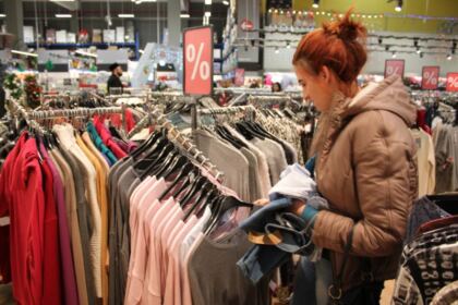 Haine de iarnă pentru copiii familiilor sinistrate din judeţul Galaţi – fotografia 25