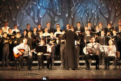 Serbarea „Colindăm, Doamne, colind!“ a Seminarului Teologic „Sfântul Apostol Andrei“ din Galaţi – fotografia 8