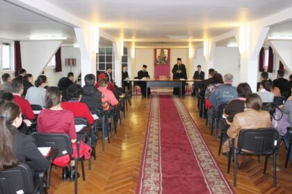 Întâlnirea cadrelor didactice, a studenţilor şi masteranzilor de la Departamentul Teologic al Facultăţii de Istorie, Filosofie şi Teologie din Universitatea „Dunărea de Jos“ cu Înaltpreasfinţitul Părinte Arhiepiscop dr. Casian al Dunării de Jos – fotografia 2