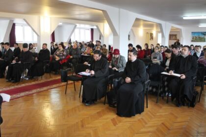 Întâlnirea cadrelor didactice, a studenţilor şi masteranzilor de la Departamentul Teologic al Facultăţii de Istorie, Filosofie şi Teologie din Universitatea „Dunărea de Jos“ cu Înaltpreasfinţitul Părinte Arhiepiscop dr. Casian al Dunării de Jos – fotografia 4