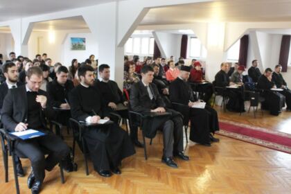 Întâlnirea cadrelor didactice, a studenţilor şi masteranzilor de la Departamentul Teologic al Facultăţii de Istorie, Filosofie şi Teologie din Universitatea „Dunărea de Jos“ cu Înaltpreasfinţitul Părinte Arhiepiscop dr. Casian al Dunării de Jos – fotografia 5