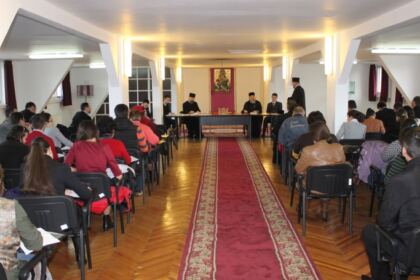 Întâlnirea cadrelor didactice, a studenţilor şi masteranzilor de la Departamentul Teologic al Facultăţii de Istorie, Filosofie şi Teologie din Universitatea „Dunărea de Jos“ cu Înaltpreasfinţitul Părinte Arhiepiscop dr. Casian al Dunării de Jos – fotografia 10