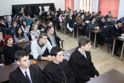 Omagierea poetului Mihai Eminescu de către seminarişti şi studenţi teologi la Ziua Culturii Naţionale – fotografia 9