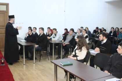 Omagierea poetului Mihai Eminescu de către seminarişti şi studenţi teologi la Ziua Culturii Naţionale – fotografia 15