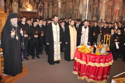 Omagierea poetului Mihai Eminescu de către seminarişti şi studenţi teologi la Ziua Culturii Naţionale – fotografia 5