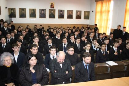Omagierea poetului Mihai Eminescu de către seminarişti şi studenţi teologi la Ziua Culturii Naţionale – fotografia 8