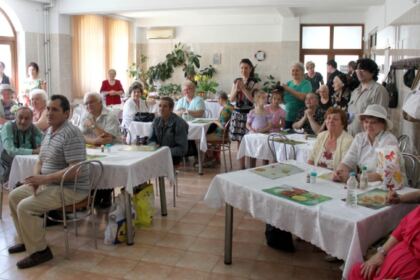 Activităţi filantropice îndreptate către bătrânii Centrului multifuncţional de servicii sociale „Speranţe pentru vârsta a III-a“ din Galaţi – fotografia 4