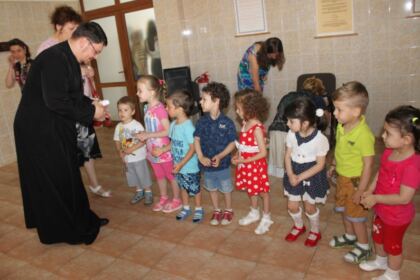 Activităţi filantropice îndreptate către bătrânii Centrului multifuncţional de servicii sociale „Speranţe pentru vârsta a III-a“ din Galaţi – fotografia 5
