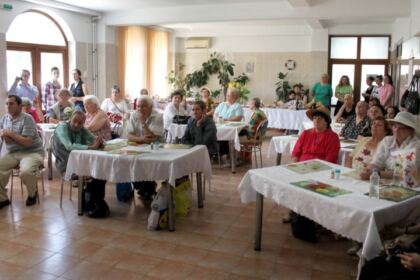Activităţi filantropice îndreptate către bătrânii Centrului multifuncţional de servicii sociale „Speranţe pentru vârsta a III-a“ din Galaţi – fotografia 8