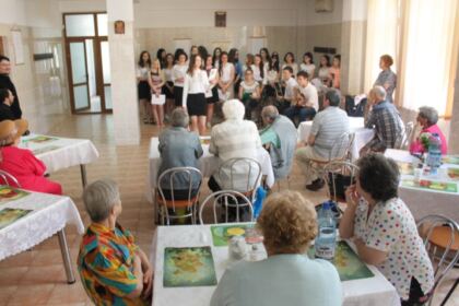 Activităţi filantropice îndreptate către bătrânii Centrului multifuncţional de servicii sociale „Speranţe pentru vârsta a III-a“ din Galaţi – fotografia 11