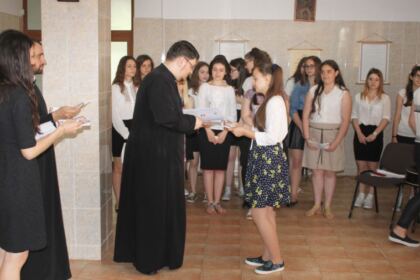 Activităţi filantropice îndreptate către bătrânii Centrului multifuncţional de servicii sociale „Speranţe pentru vârsta a III-a“ din Galaţi – fotografia 14
