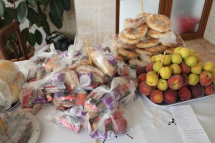 Activităţi filantropice îndreptate către bătrânii Centrului multifuncţional de servicii sociale „Speranţe pentru vârsta a III-a“ din Galaţi – fotografia 18