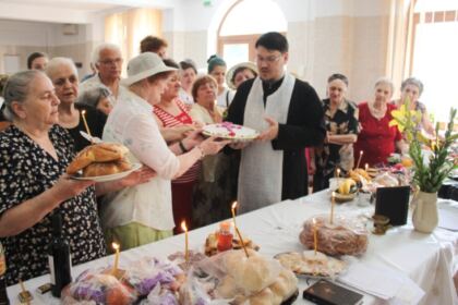 Activităţi filantropice îndreptate către bătrânii Centrului multifuncţional de servicii sociale „Speranţe pentru vârsta a III-a“ din Galaţi – fotografia 21