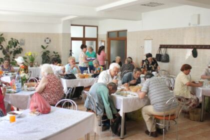 Activităţi filantropice îndreptate către bătrânii Centrului multifuncţional de servicii sociale „Speranţe pentru vârsta a III-a“ din Galaţi – fotografia 22