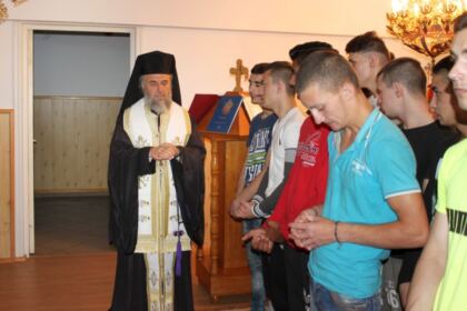 Ierarhul Dunării de Jos a binecuvântat minorii şi tinerii de la Penitenciarul Tichileşti, Brăila – fotografia 17