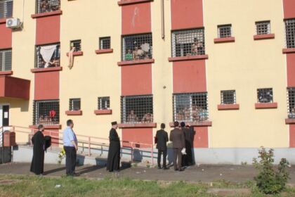 Ierarhul Dunării de Jos a binecuvântat minorii şi tinerii de la Penitenciarul Tichileşti, Brăila – fotografia 26