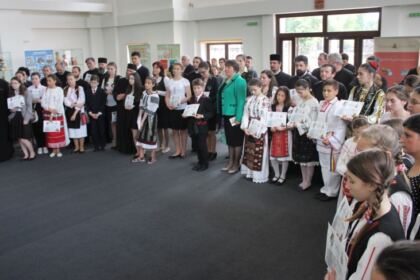 Premierea câştigătorilor etapei eparhiale a Concursului naţional de proiecte duhovniceşti „Biserica şi Şcoala din sufletul meu“ – fotografia 2