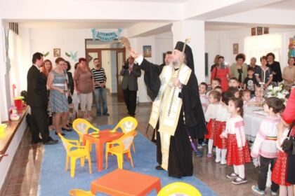 Binecuvântarea grădiniţei „Îngeraşul“ din cadrul parohiei „Naşterea Domnului“ din Brăila – fotografia 12