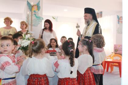 Binecuvântarea grădiniţei „Îngeraşul“ din cadrul parohiei „Naşterea Domnului“ din Brăila – fotografia 15