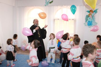 Binecuvântarea grădiniţei „Îngeraşul“ din cadrul parohiei „Naşterea Domnului“ din Brăila – fotografia 18