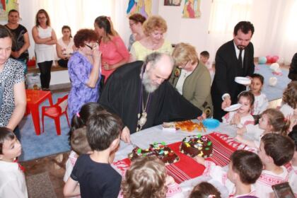 Binecuvântarea grădiniţei „Îngeraşul“ din cadrul parohiei „Naşterea Domnului“ din Brăila – fotografia 19