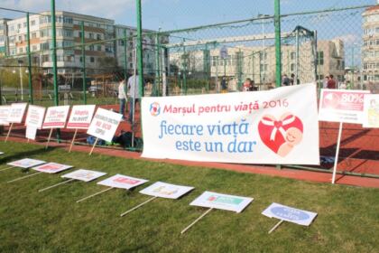 „Pentru Viaţă, pentru Femeie, pentru Familie“ – Marşul pentru Viaţă în Arhiepiscopia Dunării de Jos – fotografia 1