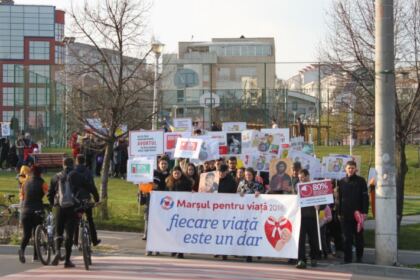 „Pentru Viaţă, pentru Femeie, pentru Familie“ – Marşul pentru Viaţă în Arhiepiscopia Dunării de Jos – fotografia 5
