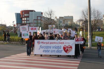 „Pentru Viaţă, pentru Femeie, pentru Familie“ – Marşul pentru Viaţă în Arhiepiscopia Dunării de Jos – fotografia 6