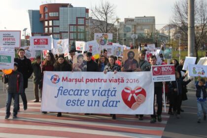 „Pentru Viaţă, pentru Femeie, pentru Familie“ – Marşul pentru Viaţă în Arhiepiscopia Dunării de Jos – fotografia 7