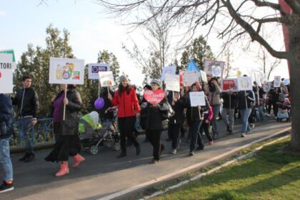 „Pentru Viaţă, pentru Femeie, pentru Familie“ – Marşul pentru Viaţă în Arhiepiscopia Dunării de Jos – fotografia 12