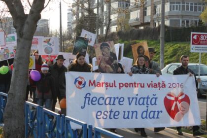 „Pentru Viaţă, pentru Femeie, pentru Familie“ – Marşul pentru Viaţă în Arhiepiscopia Dunării de Jos – fotografia 15